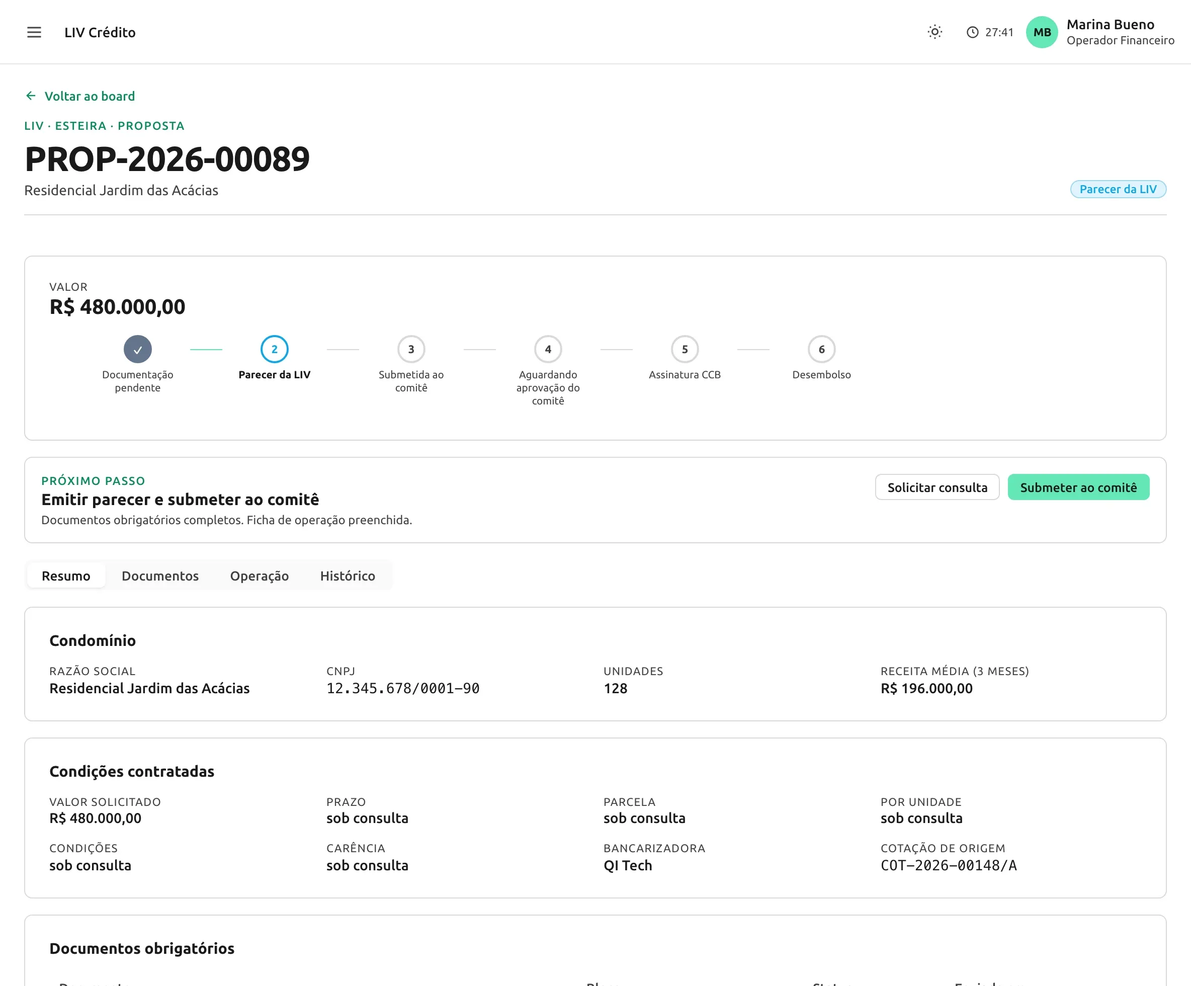 Página de uma proposta aberta na Plataforma LIV. Abaixo do valor da operação, seis etapas numeradas vão da documentação pendente ao desembolso, com o parecer da LIV marcado como etapa atual. Em seguida, o bloco de próximo passo diz o que vem agora, emitir parecer e submeter ao comitê. Mais abaixo aparecem os dados do condomínio, a lista de documentos obrigatórios com situação e data de envio, e o histórico da operação.